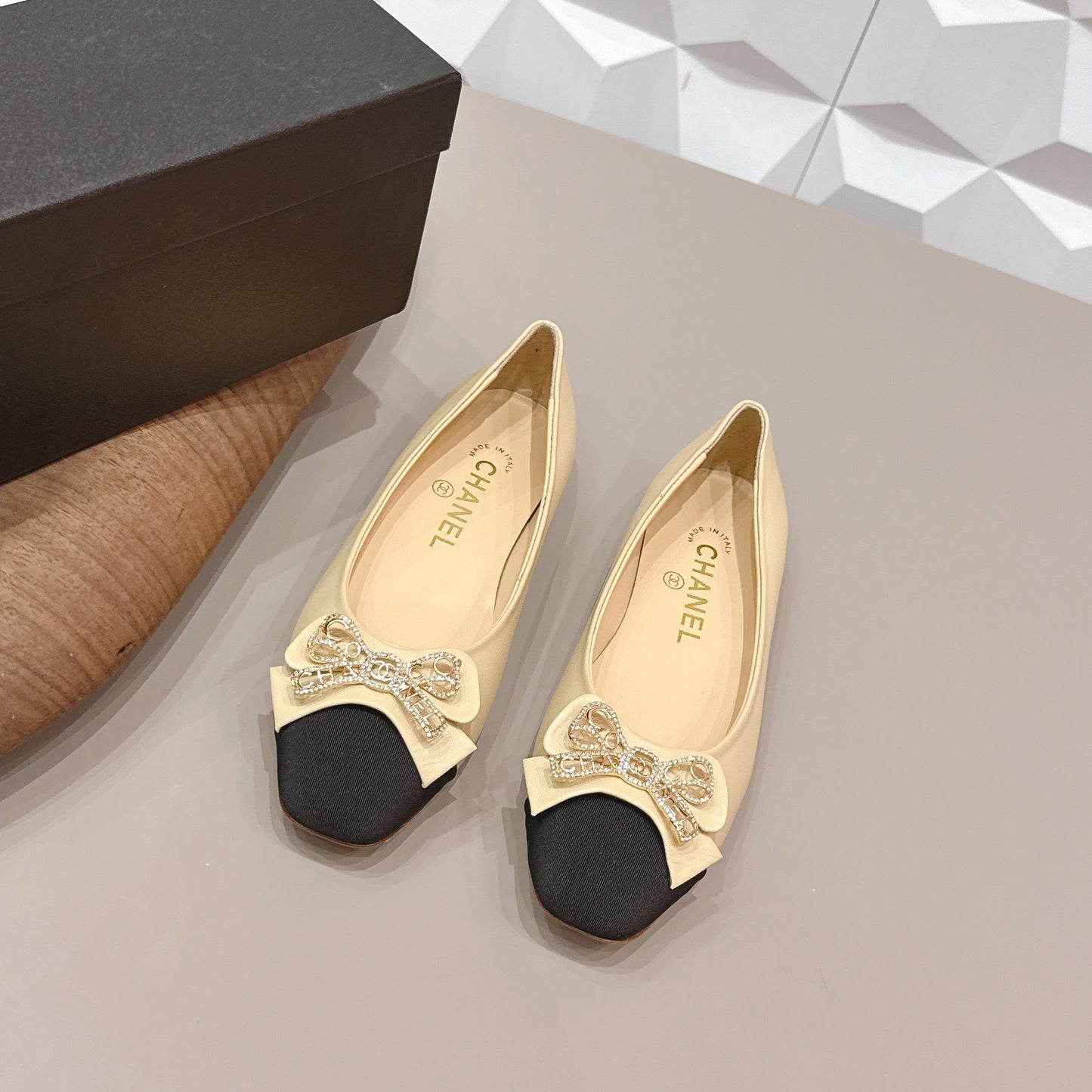 CC 26s Ballet Flats Beige Black Sheepskin 650292