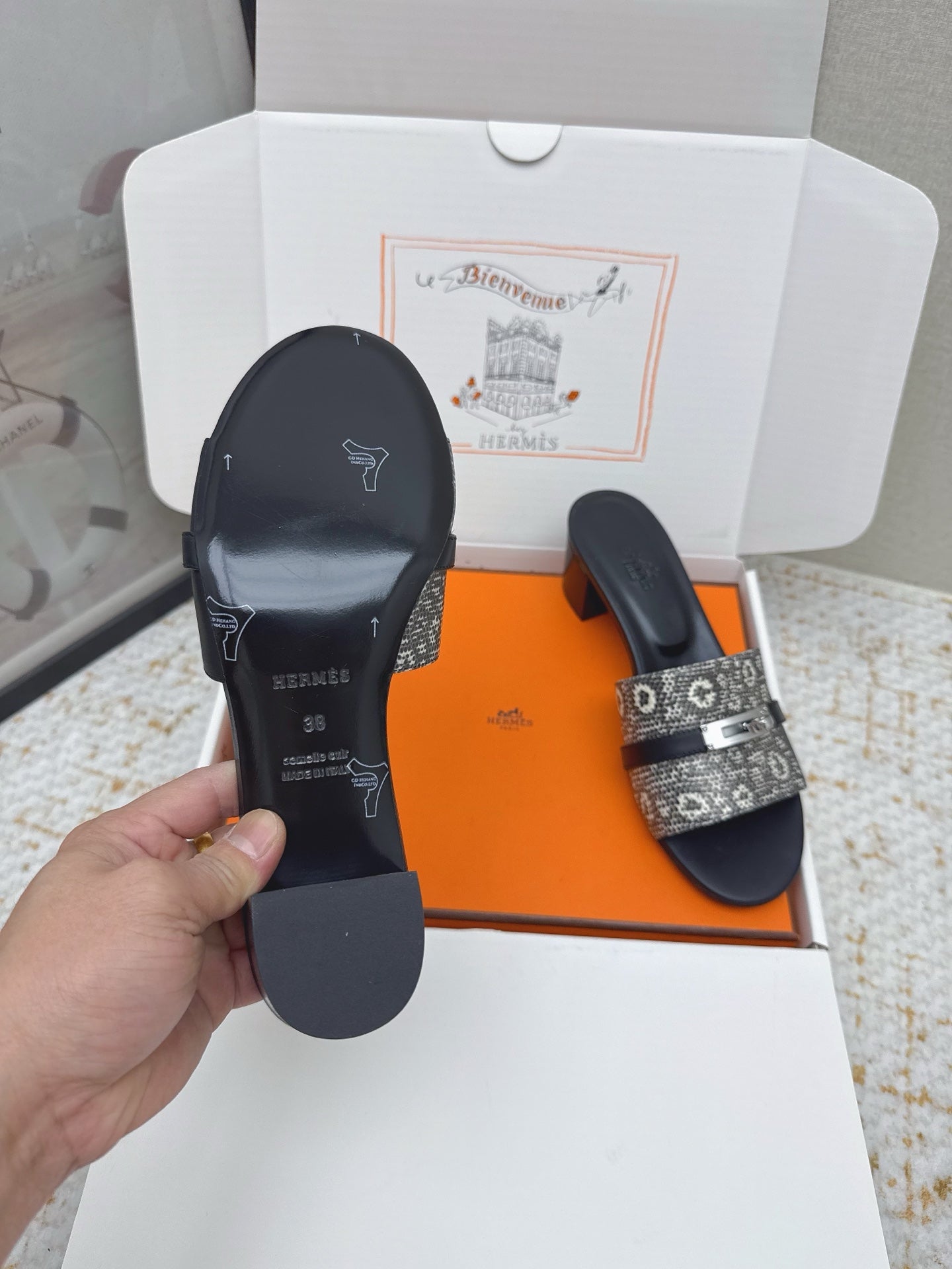 HM 26ss Oasis Sandals 50 Gray White Black Cowhide Sliver Buckle 625157