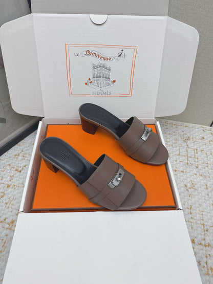 HM 26ss Oasis Sandals 50 Dark Taupe Sheepskin Sliver Buckle 625168
