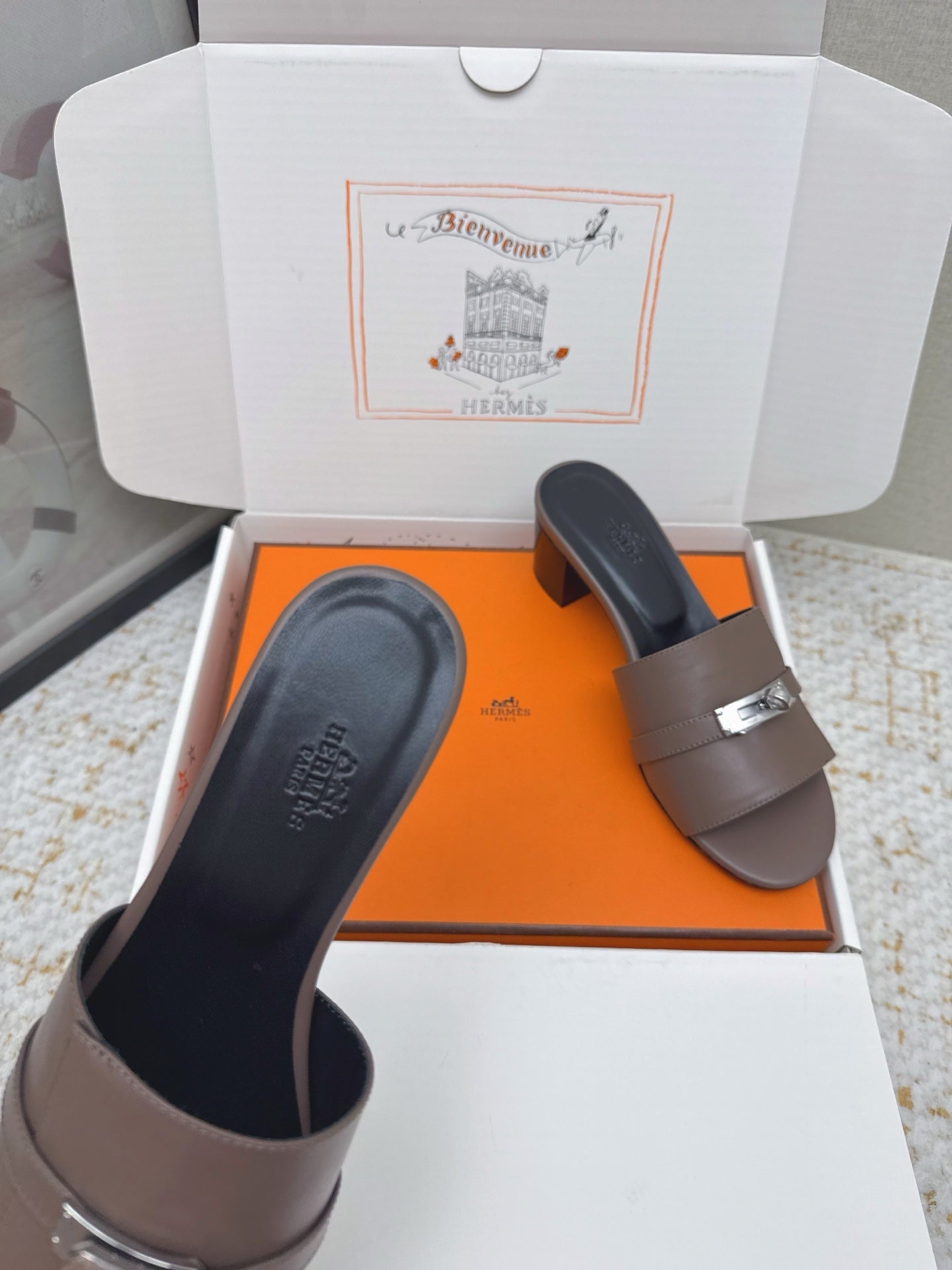 HM 26ss Oasis Sandals 50 Dark Taupe Sheepskin Sliver Buckle 625168