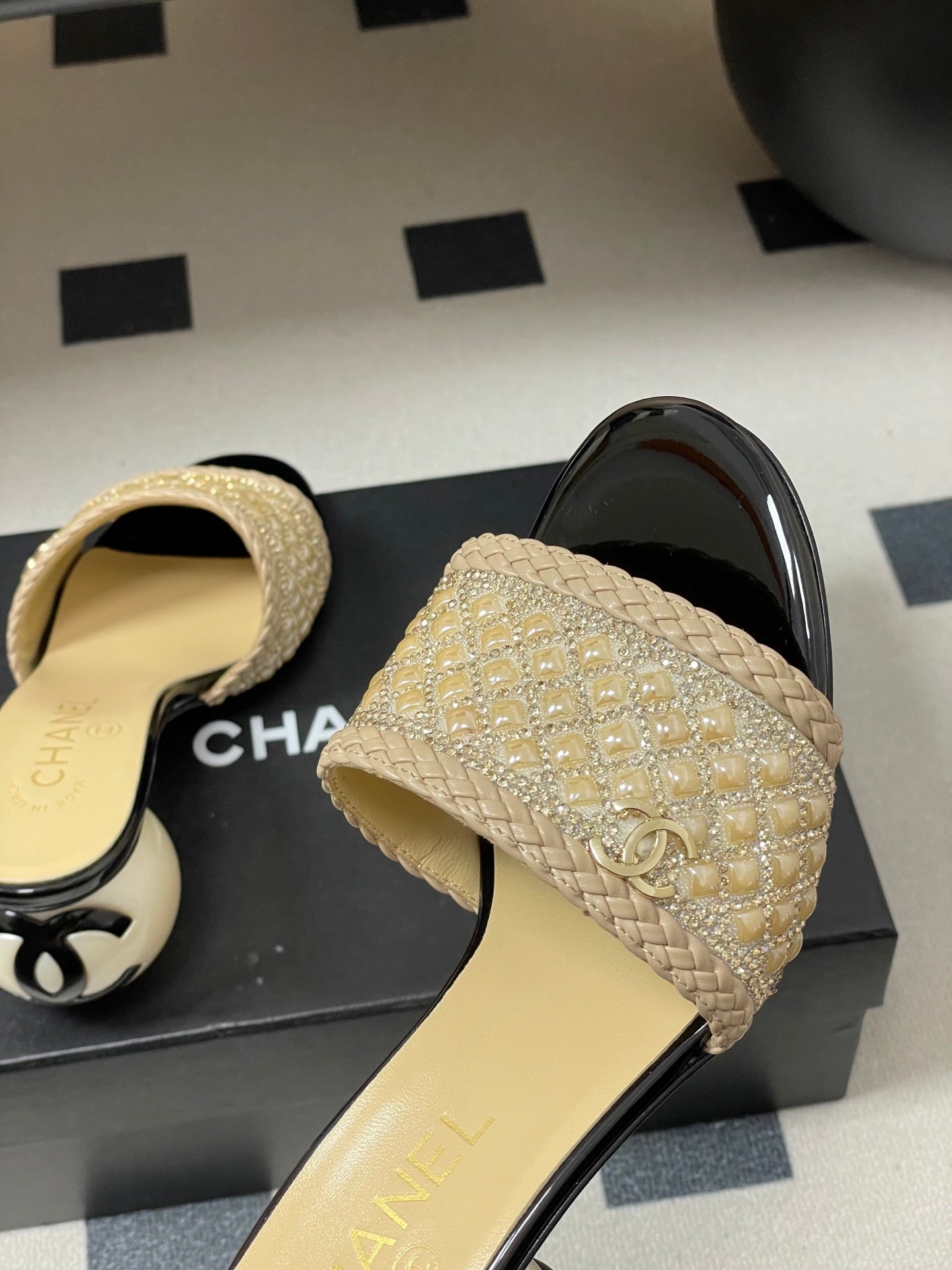 CC 26s Pearl Sandals 70 Beige Patent Leather 649538