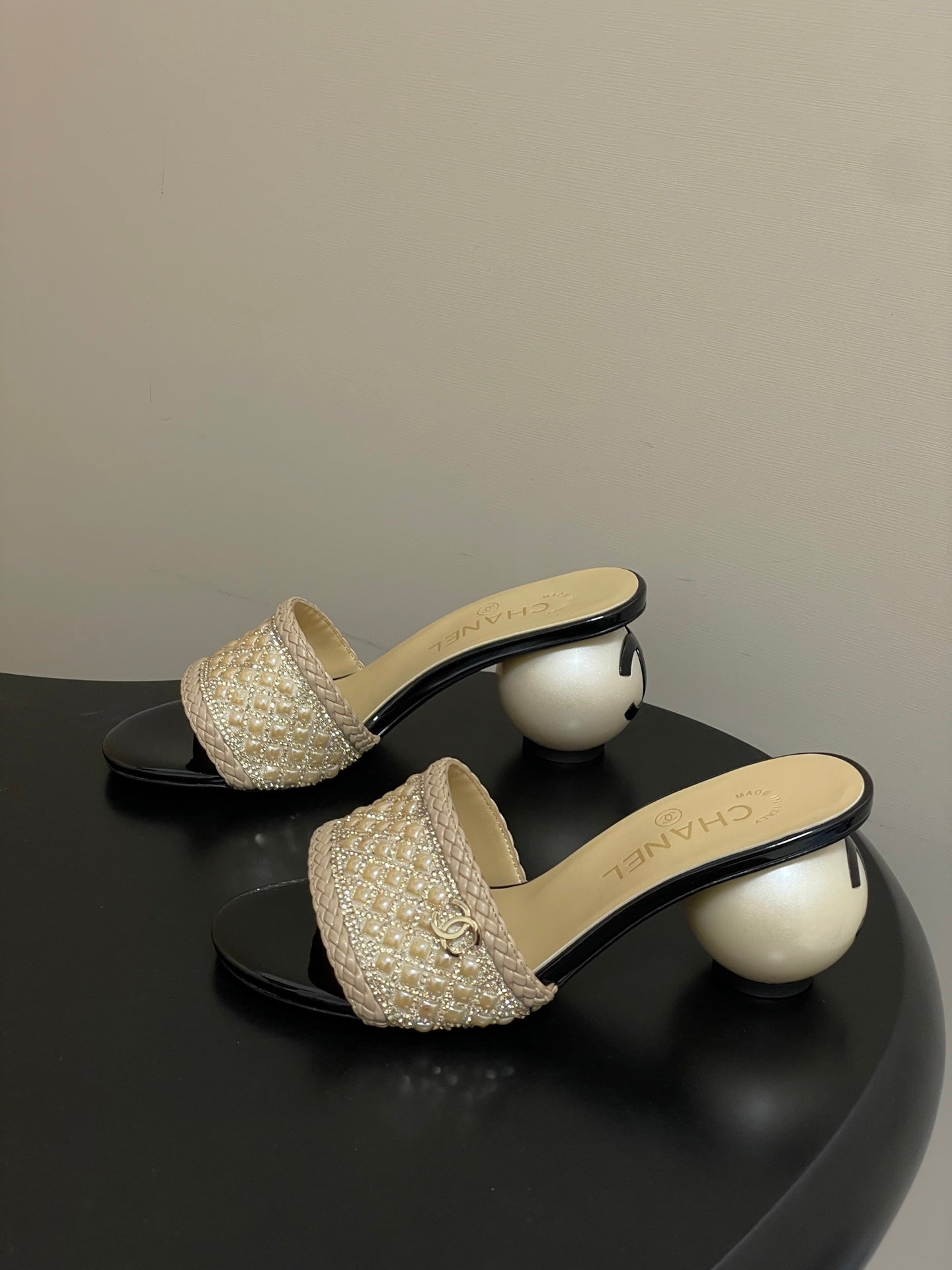 CC 26s Pearl Sandals 70 Beige Patent Leather 649538
