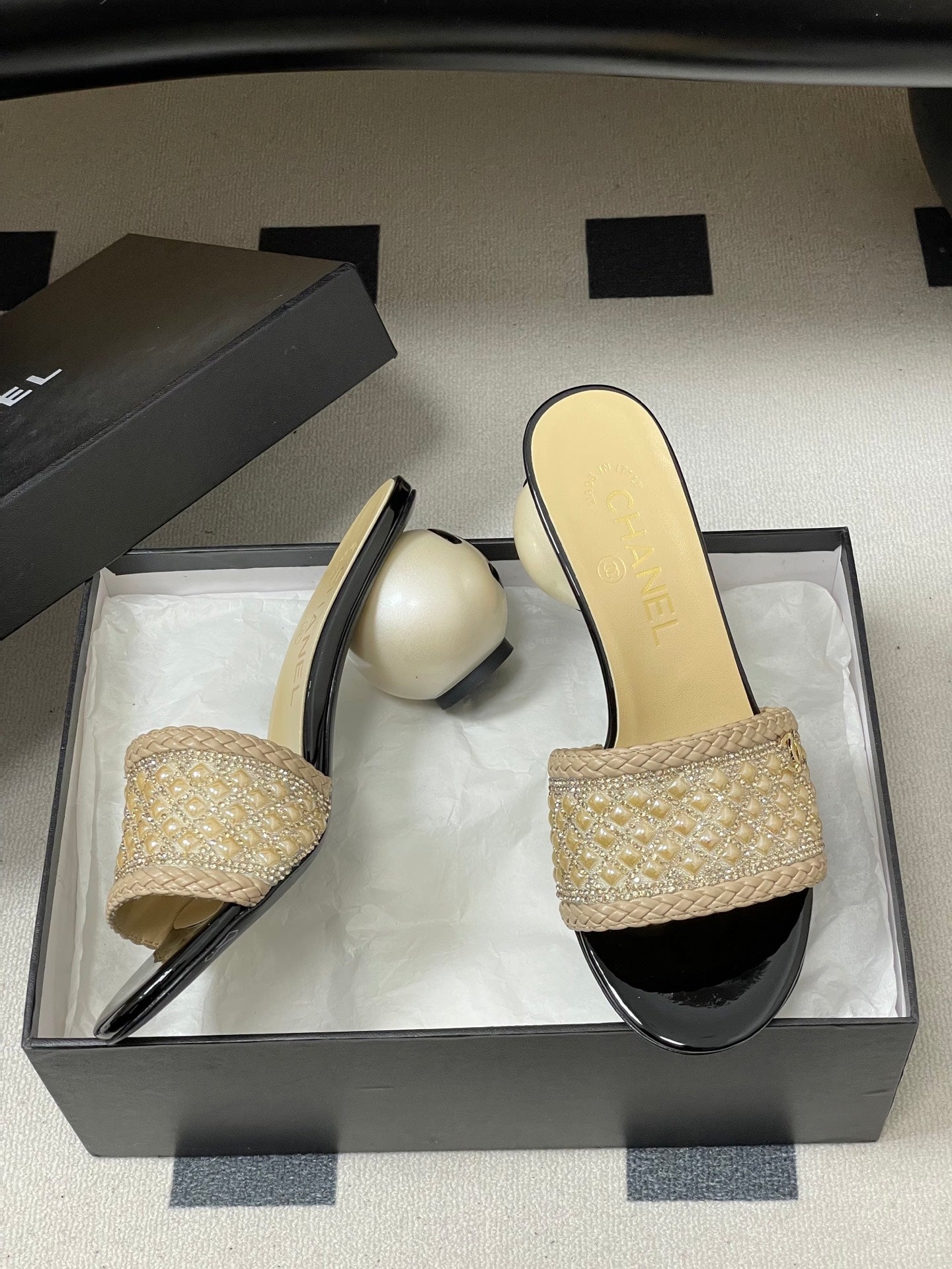CC 26s Pearl Sandals 70 Beige Patent Leather 649538