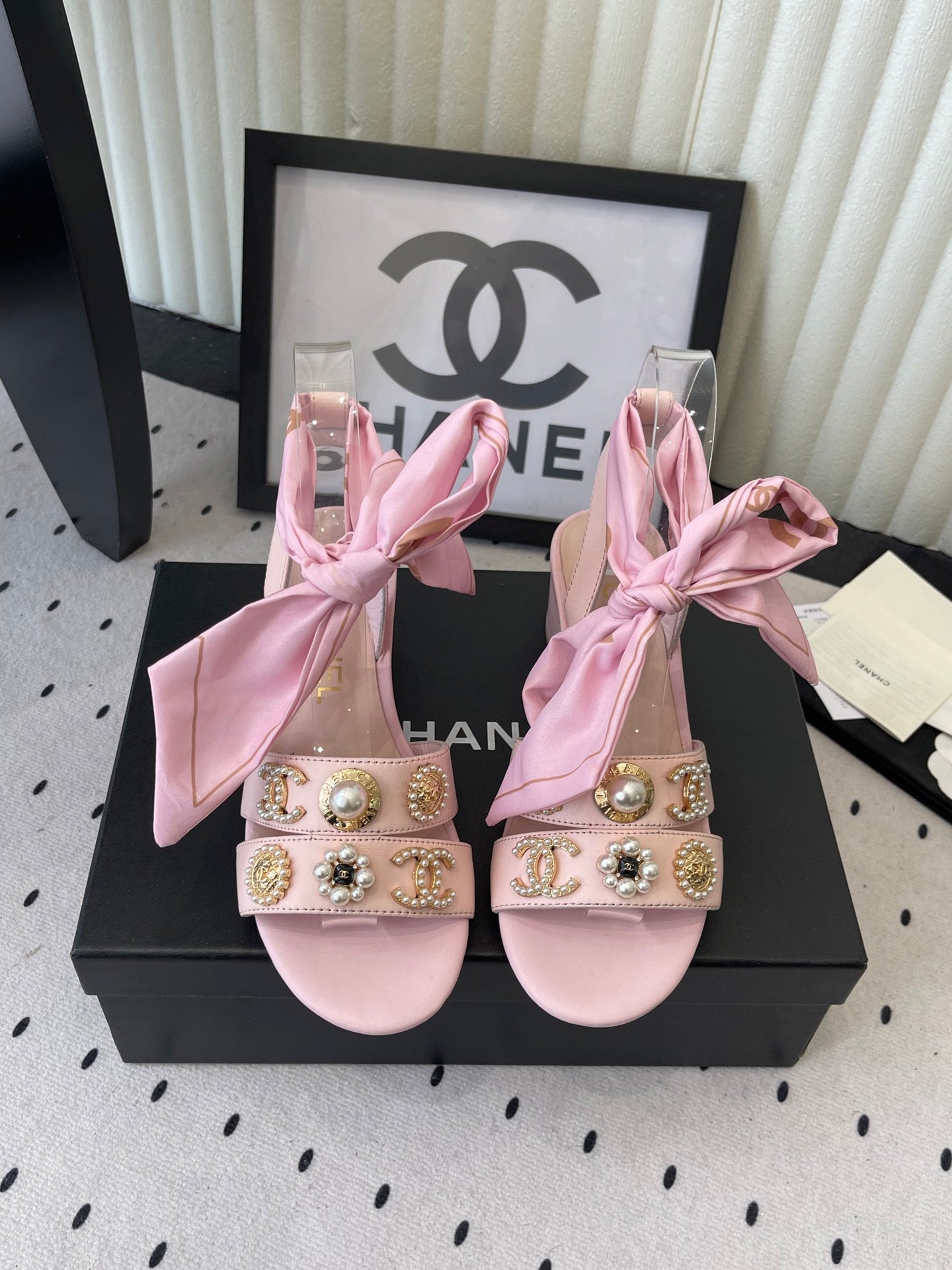CC 26s Sandals 55 White Sheepskin Mixed Gold Charm 650084